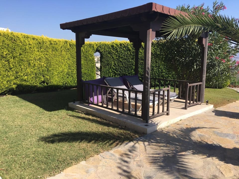 Sunbathe in style by the pool