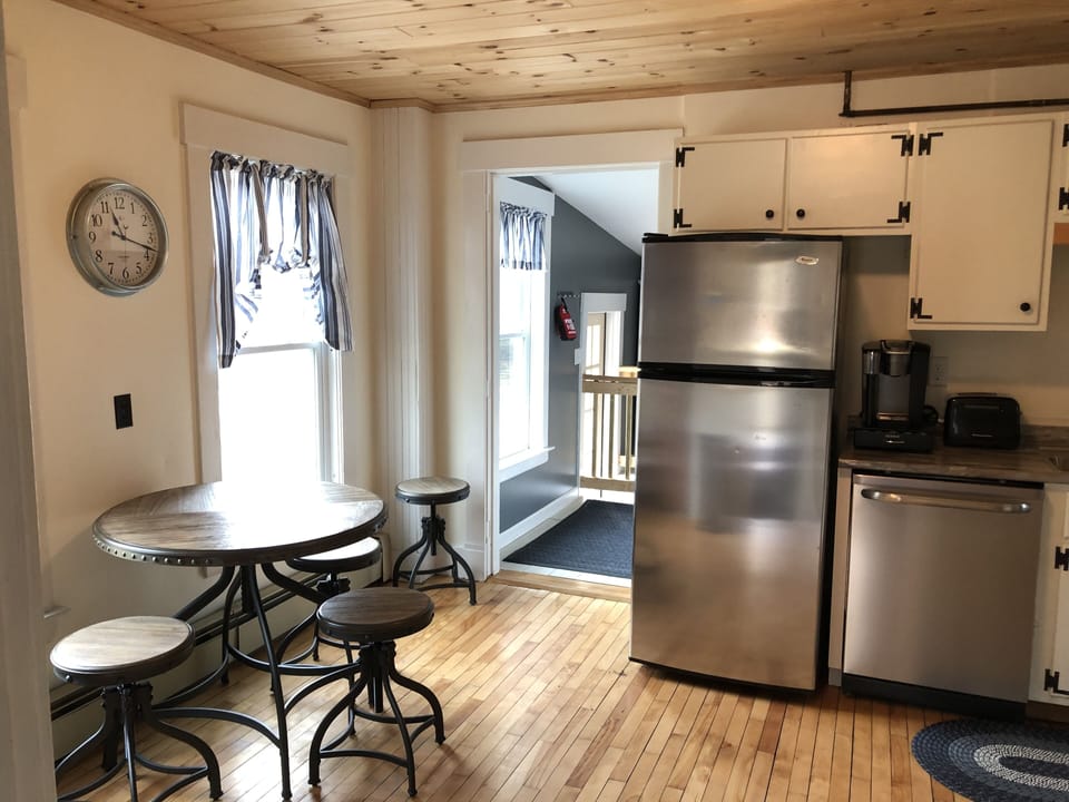 Stainless steel kitchen with all the tools needed to prepare a homemeal.