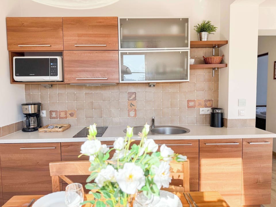 Functional kitchenette with high-quality appliances that ensure that home-cooked meals can be prepared.