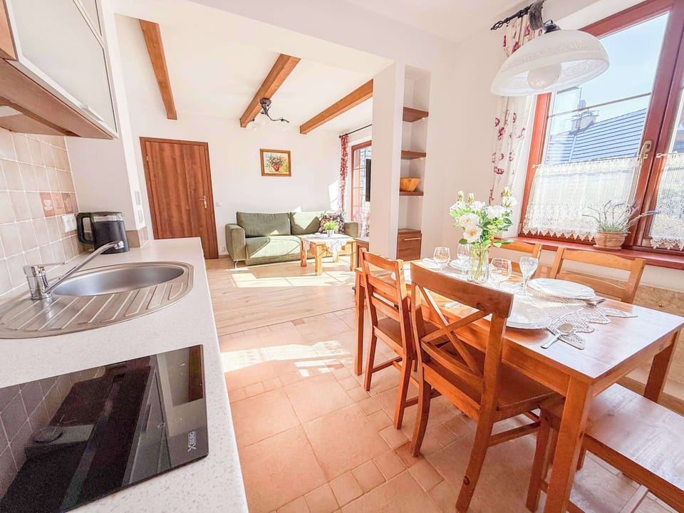 The living area is harmoniously connected to the kitchenette.
