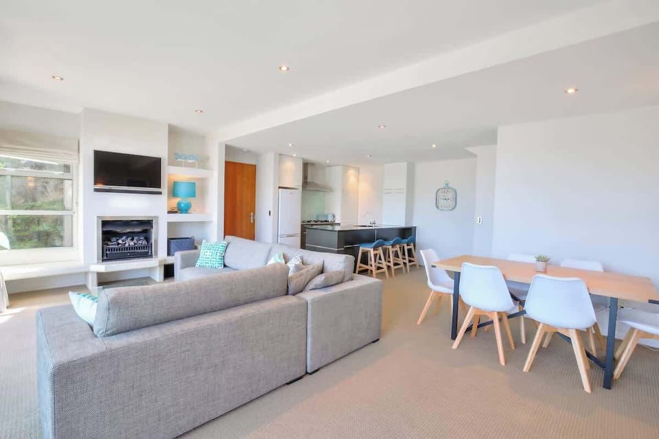 Entertainment lounge, with open flow dining area, kitchen and private spacious balcony. Fully double glazed.