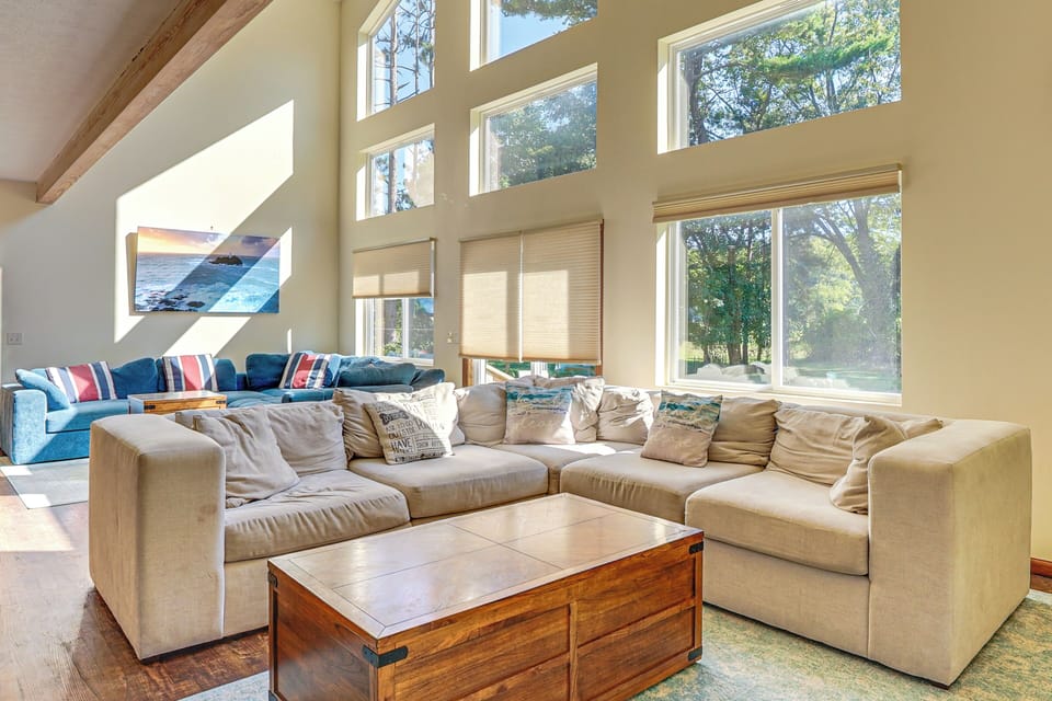 Whitehall Vacation Rental | 6BR | 4BA | 4,600 Sq Ft | Stairs Required