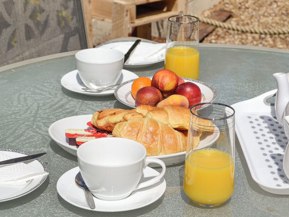 Outdoor dining area | Sonny Cottage, Garnant, near Ammanford