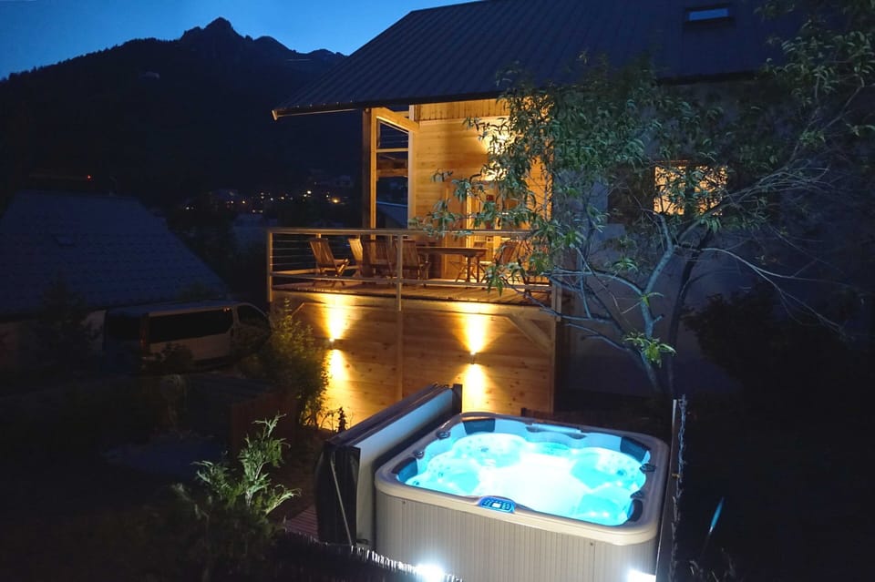 mtn views from hottub including night skiing