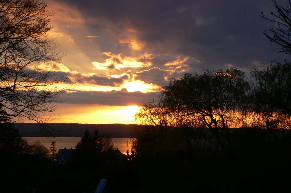 Your AmmerSeeblick!  Everything within walking distance. Lake, beach, restaurants, stores. Apartment in Herrsching