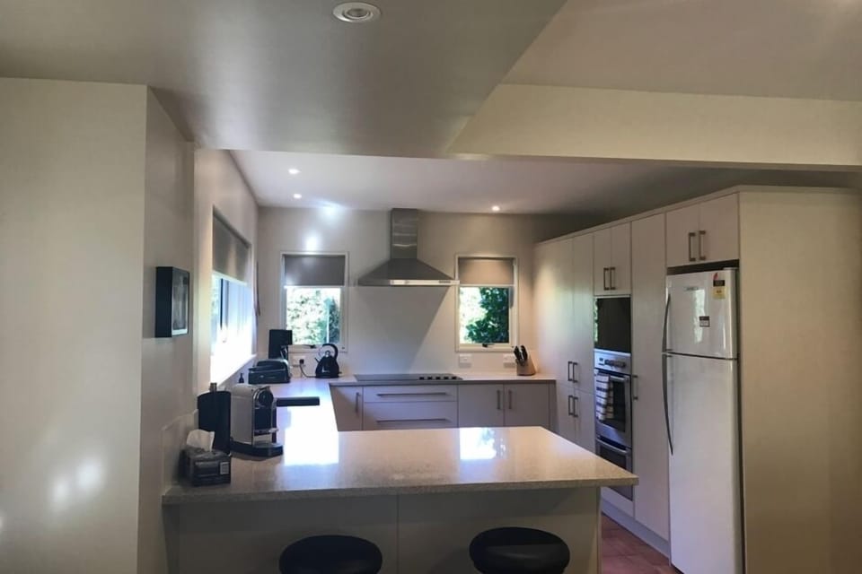 Kitchen (1 of 2)
