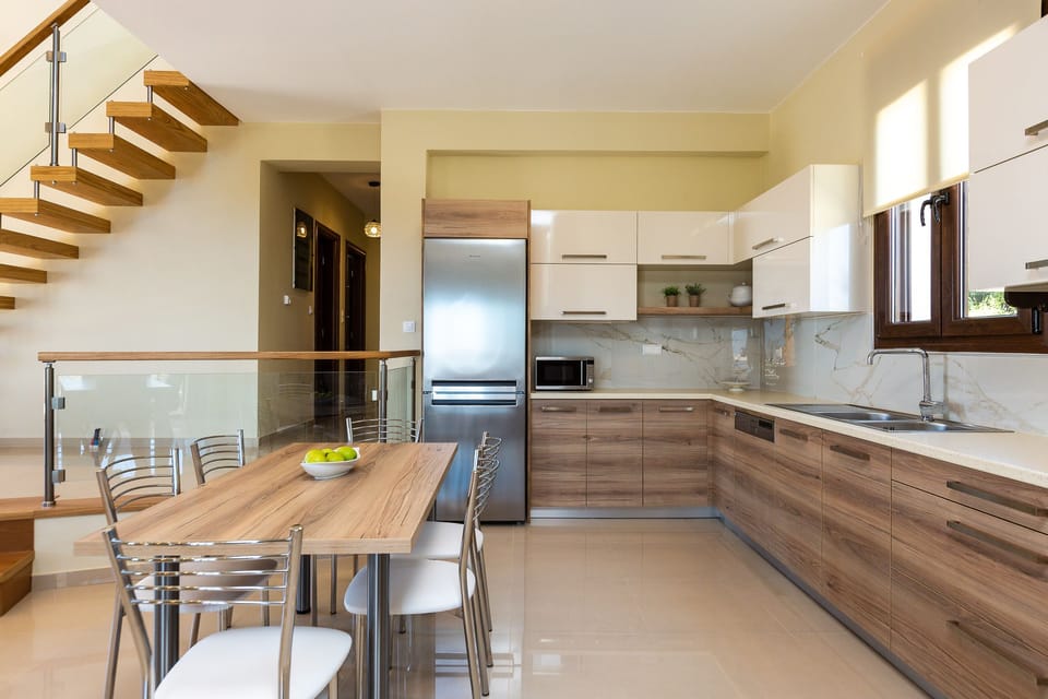 Fully equipped kitchen and lovely dining area!