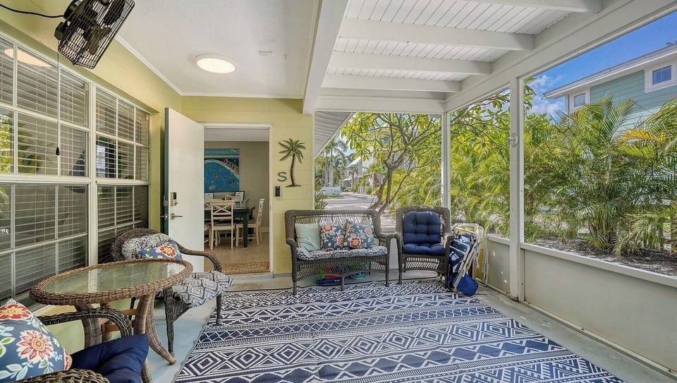 Enter Through Shared Screened Lanai