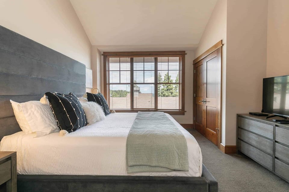4001 Northstar Dr Unit 309-print-018-015-Interior-3251x2169-300dpi
