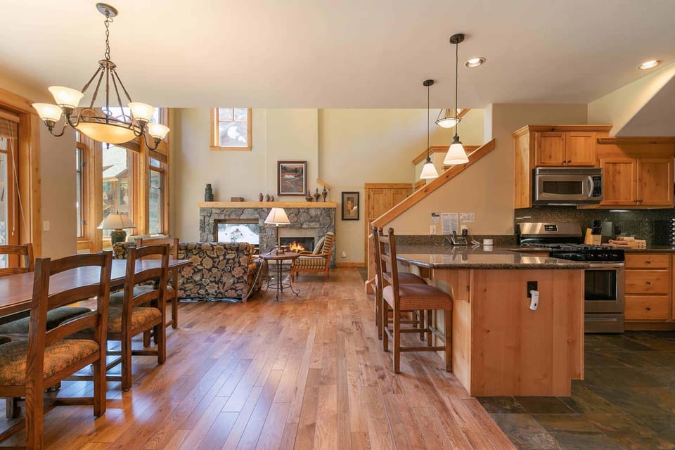13151 Fairway Dr 6B Truckee CA-large-020-019-Dining Room-1500x1000-72dpi