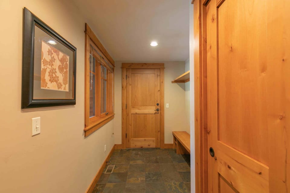 13151 Fairway Dr 6B Truckee CA-large-022-017-Garage Entry-1500x1000-72dpi