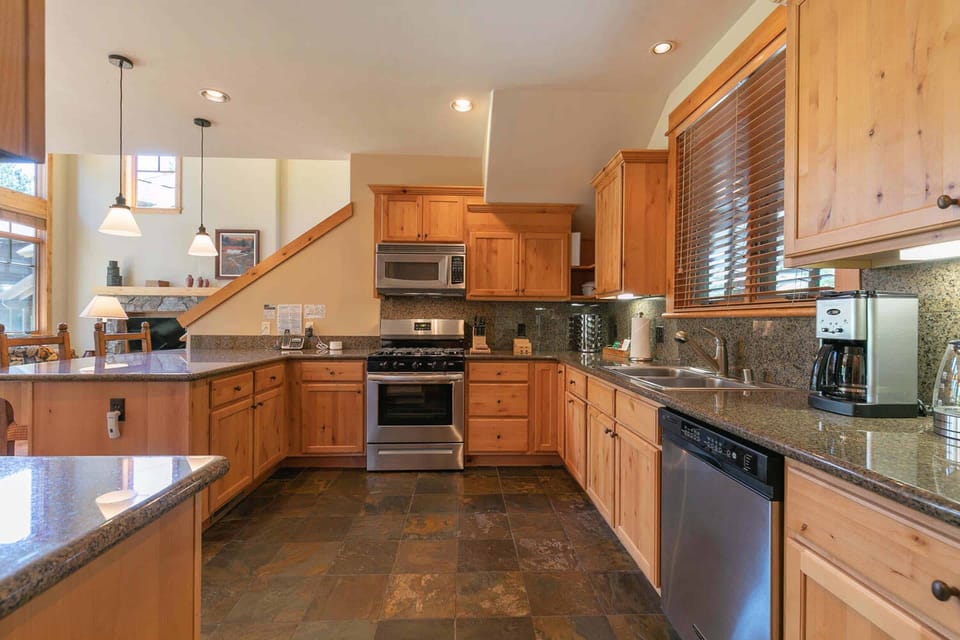 13151 Fairway Dr 6B Truckee CA-large-024-018-Kitchen-1500x1000-72dpi