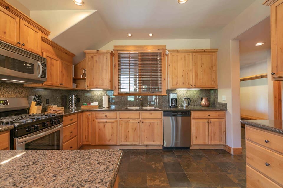 13151 Fairway Dr 6B Truckee CA-large-023-029-Kitchen-1500x1000-72dpi