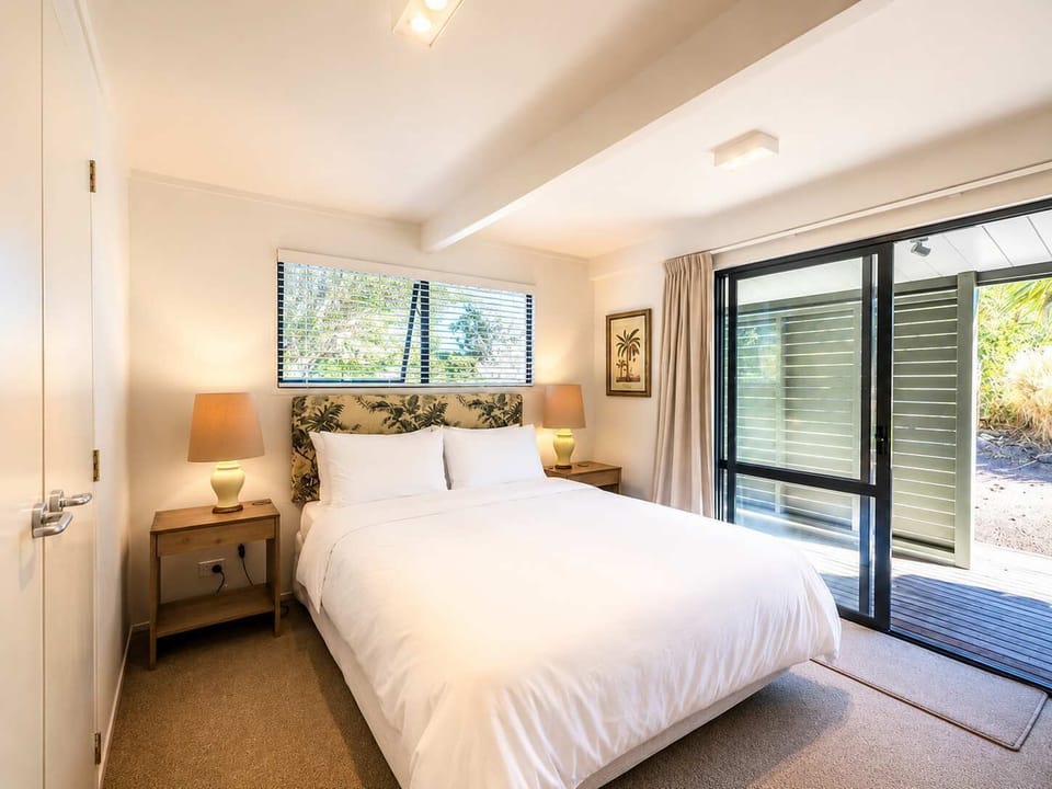 Queen bedroom (downstairs)