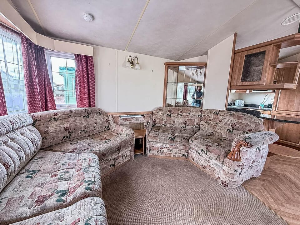 A comfortable space for the whole family to un-wind and reconnect with a stunning coastal backdrop,