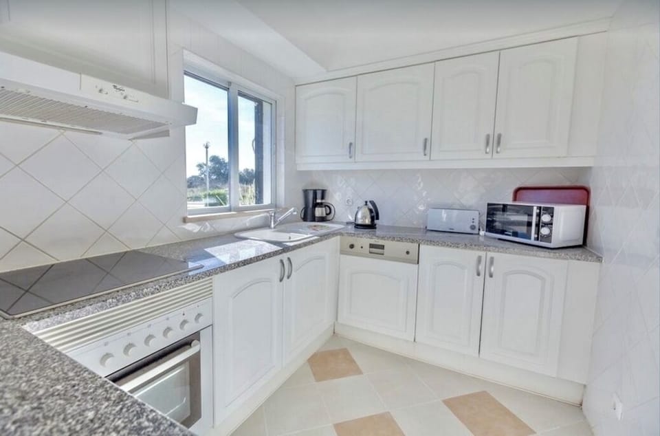 Fully Fitted Kitchen with dishwasher/ oven + hob / microwave / washing machine /