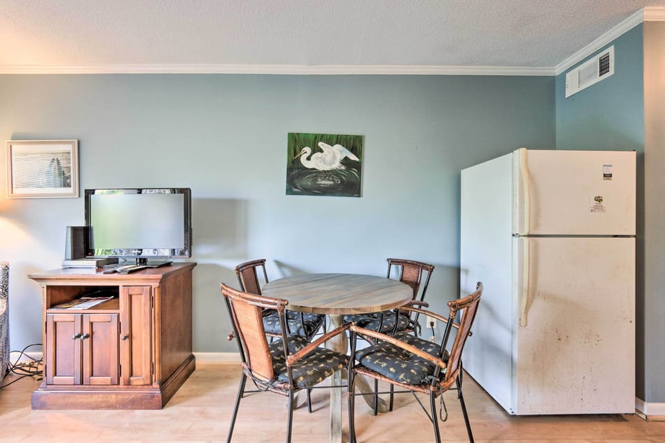 Dining Table | Dishware & Flatware Provided