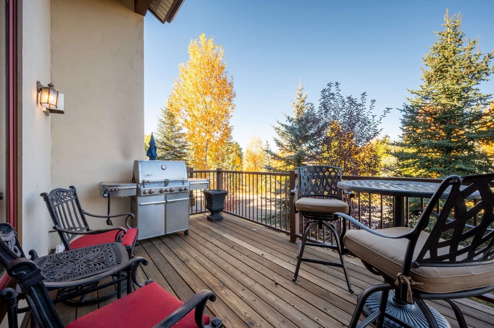 Main level deck with gas grill