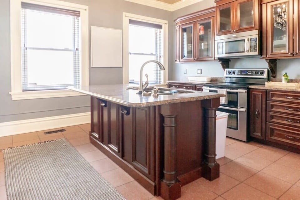 Large kitchen island with plenty of room for prepping meals, morning coffee, or chatting while dinner is being made. #CookTogether #VacationKitchen