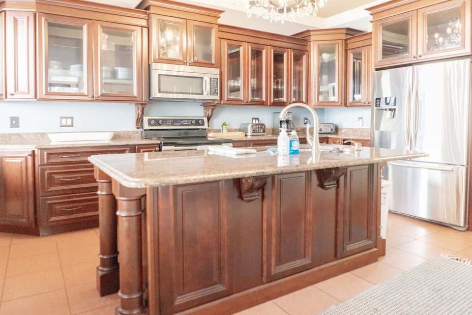 Cook breakfast, prep snacks, or gather around the island while dinner is being made. This kitchen has everything you need for a comfortable stay. #CookAtHome #VacationKitchen