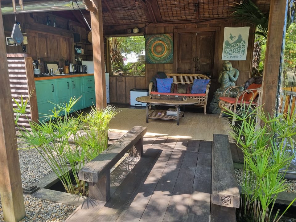 Lounge/Kitchen Area