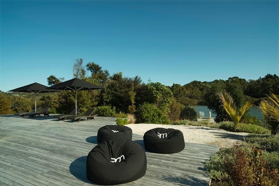 Deck area to pool and jetty