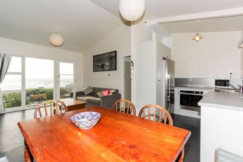 Oakura Dining Kitchen