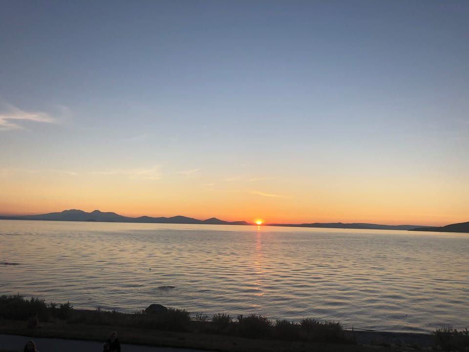 Capture beautiful sunsets from Wharewaka Point - 7 min walk.