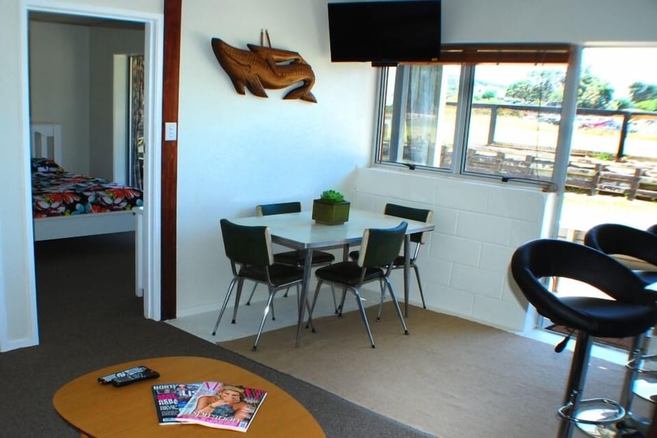 Lounge (unit 4)