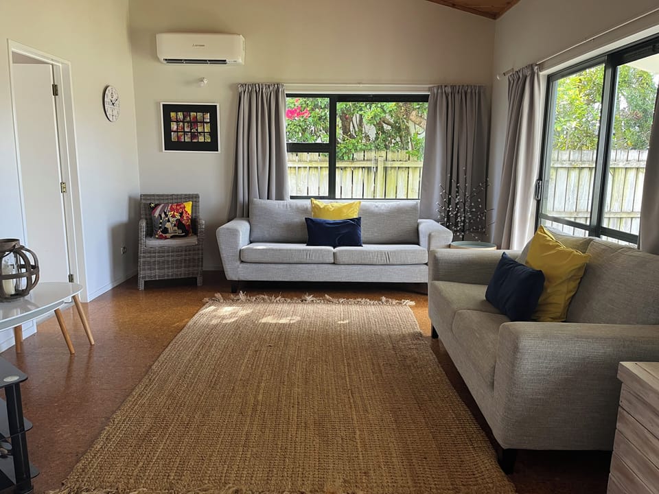 Lounge with heat pump