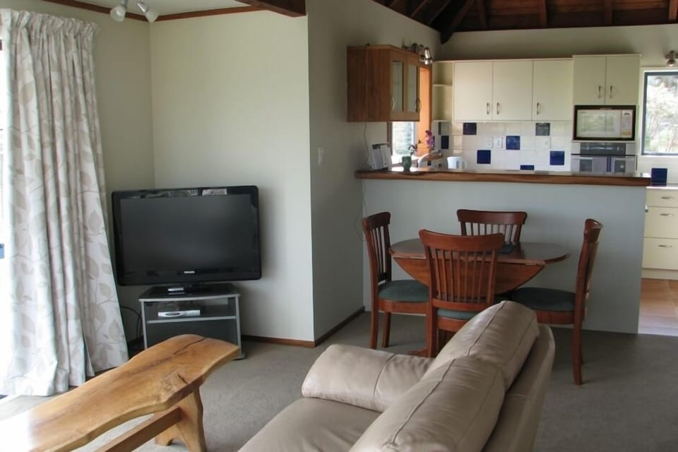 Lounge/Dining