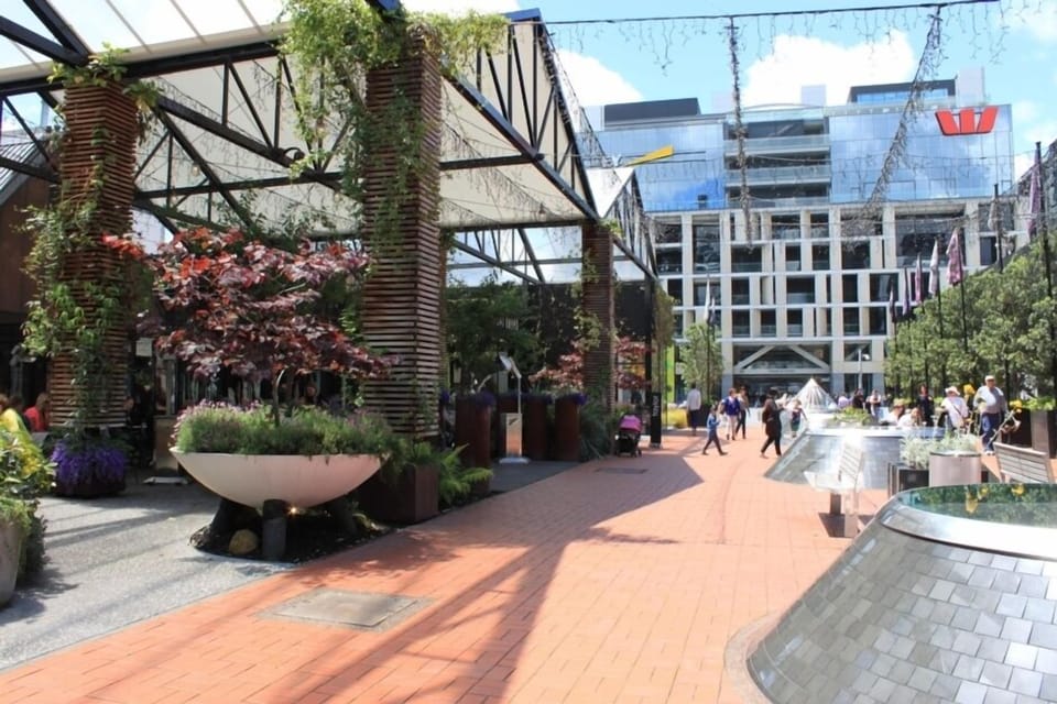 350m to TeAraTahuhu Walkway,gastronomy Restaurants