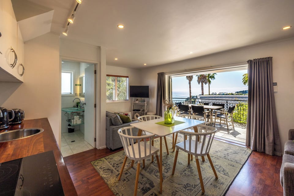 OPEN PLAN KITCHEN DINING FLOWS TO OUTDOOR DINING & BBQ WITH INCREDIBLE SEA VIEWS