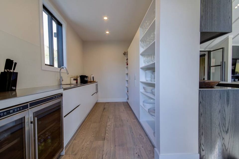 Butlers pantry behind the kitchen