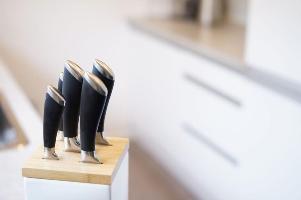 Well equipped kitchen. The new knives are even sharper.