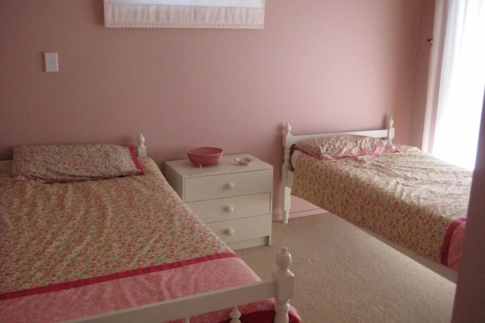 Twin bed room