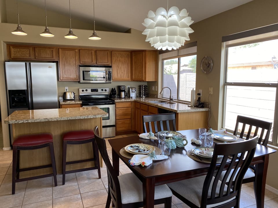 Oak kitchen with kitchen nook dining for 4