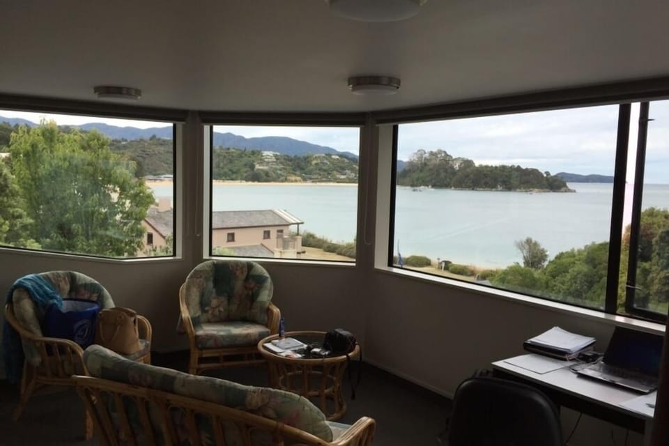 Sunroom with overview of Kaiteriiteri bay