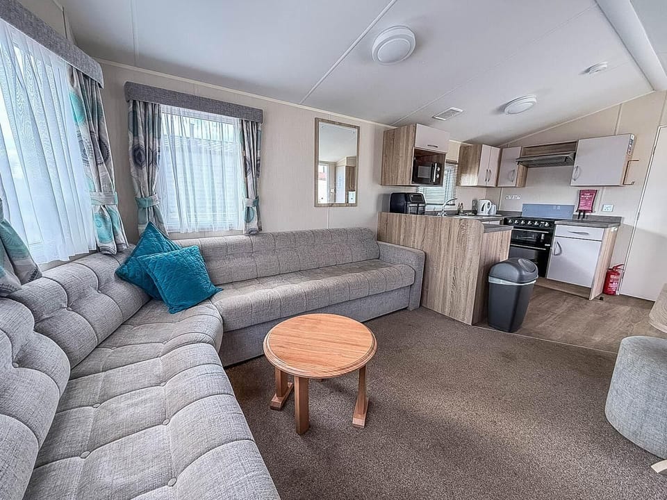 Planning a getaway shouldn't be complicated, which is why we offer last minute UK short stays and flexible check-in days at 2cHolidays.