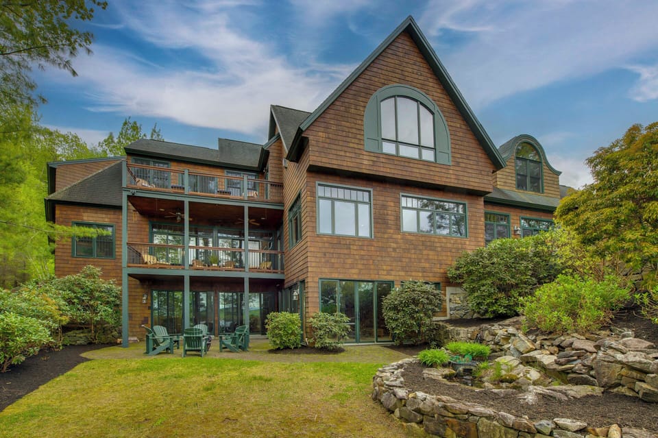 Alton Vacation Rental | 6BR | 4.5BA | Stairs Required | 9,500 Sq Ft