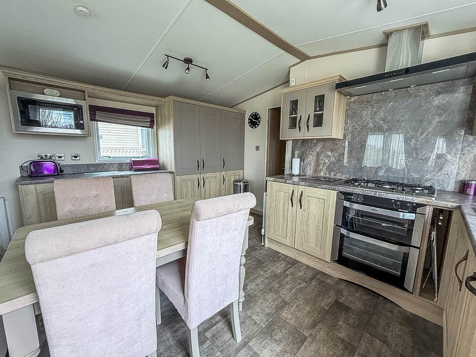 Situated conveniently close to the famous Hunstanton beach, this lovely dog-friendly, 6 berth lodge with decking is the perfect base for seaside adventures along the Norfolk coast.