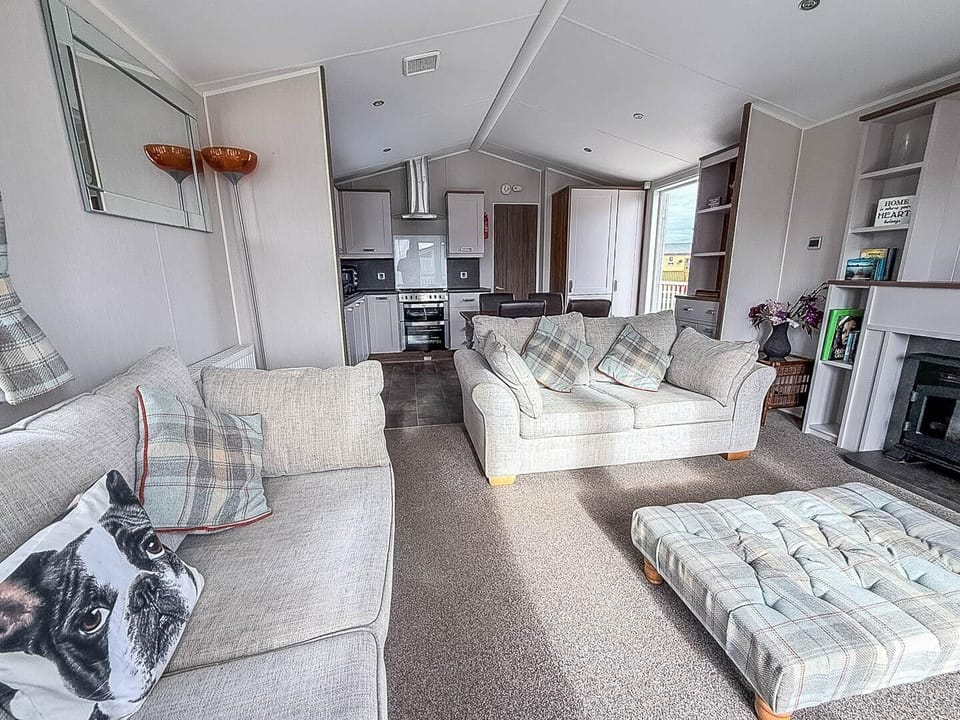 With plenty of space for walks and adventures nearby, you and your furry friend can make the most of the stunning seaside scenery together in this dog-friendly caravan in Hunstanton.