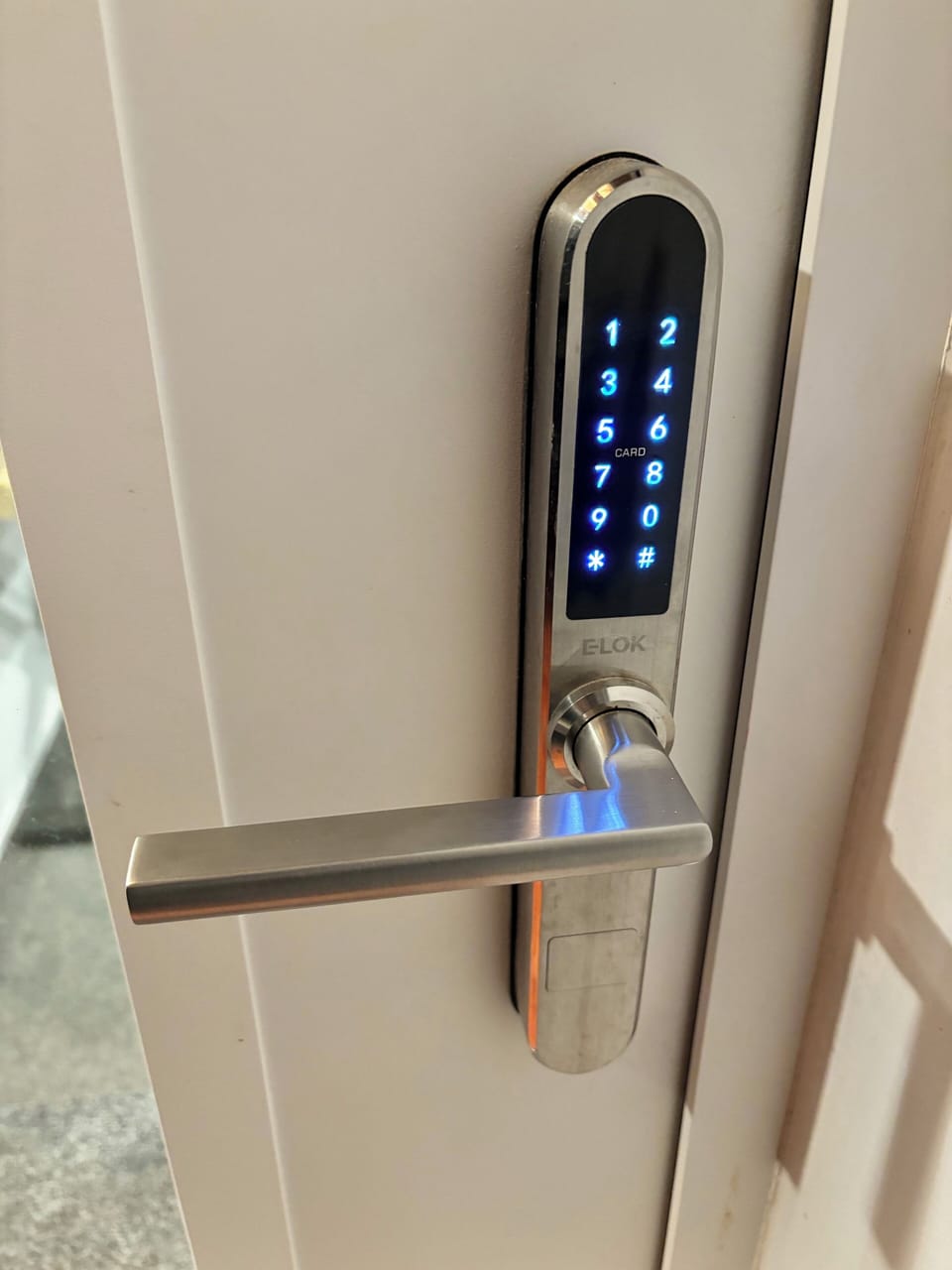Key lock entry.  You get the code after booking and 24/48 hours prior to arrival