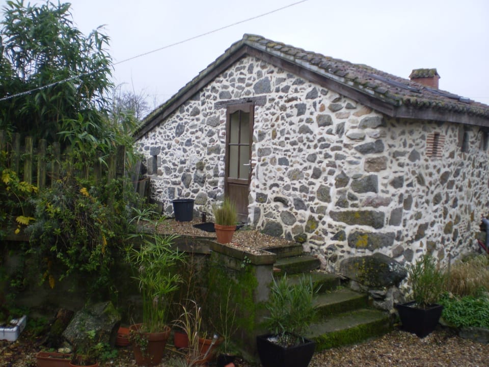 side entrance to kitchen
