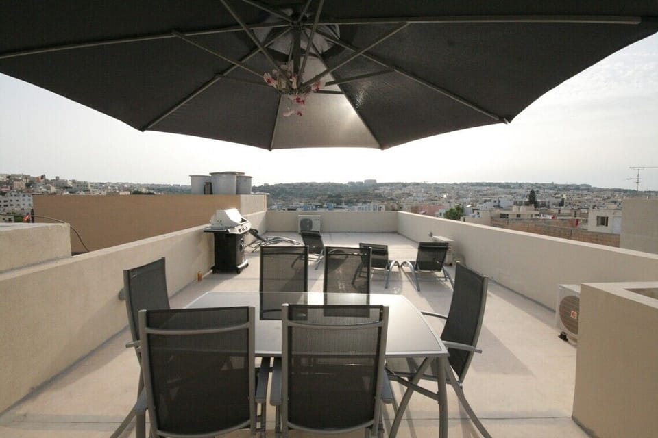 Roof Top sunlounging & Al fresco dining with BBQ