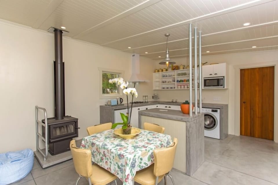 Extendable dining table, seats up to 6