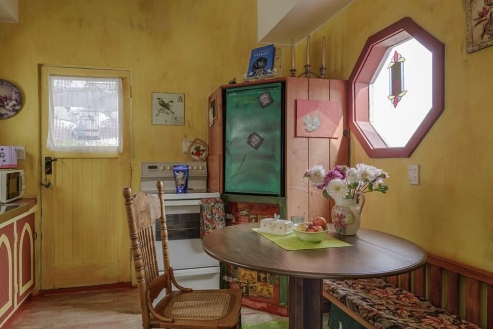 kitchen/entrance