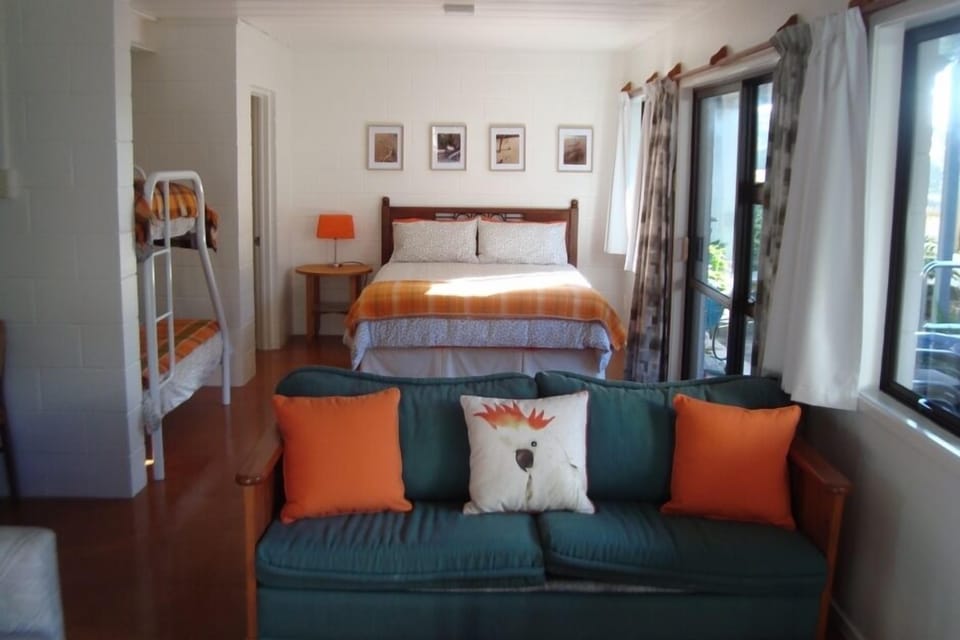 Sleeping Arrangements/Lounge