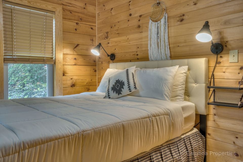 Bedroom with queen size bed