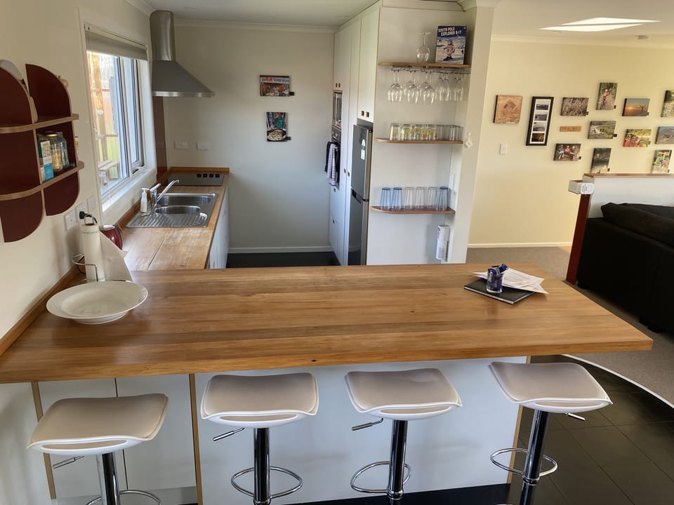 Breakfast bar / kitchen